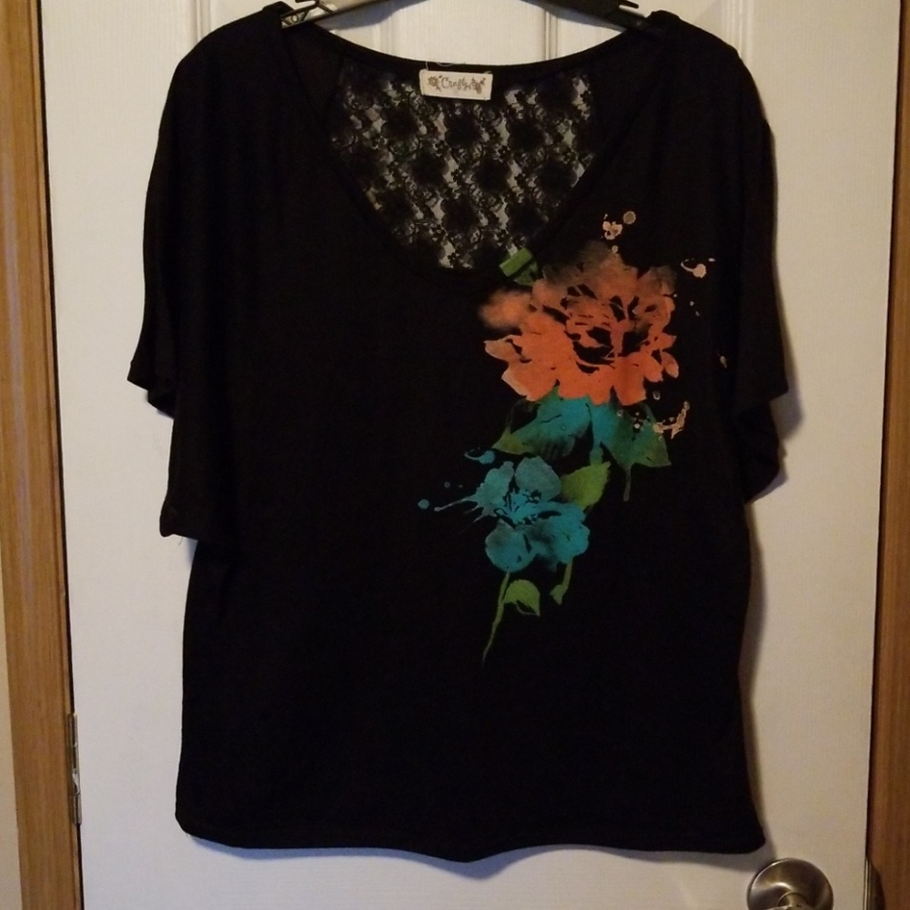 Crafty short-sleeve flower top